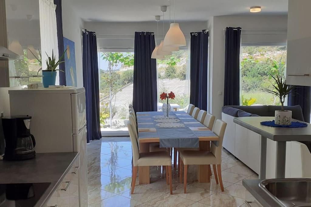Vis - Luxury Holiday Villa With Swimming Pool Eksteriør bilde