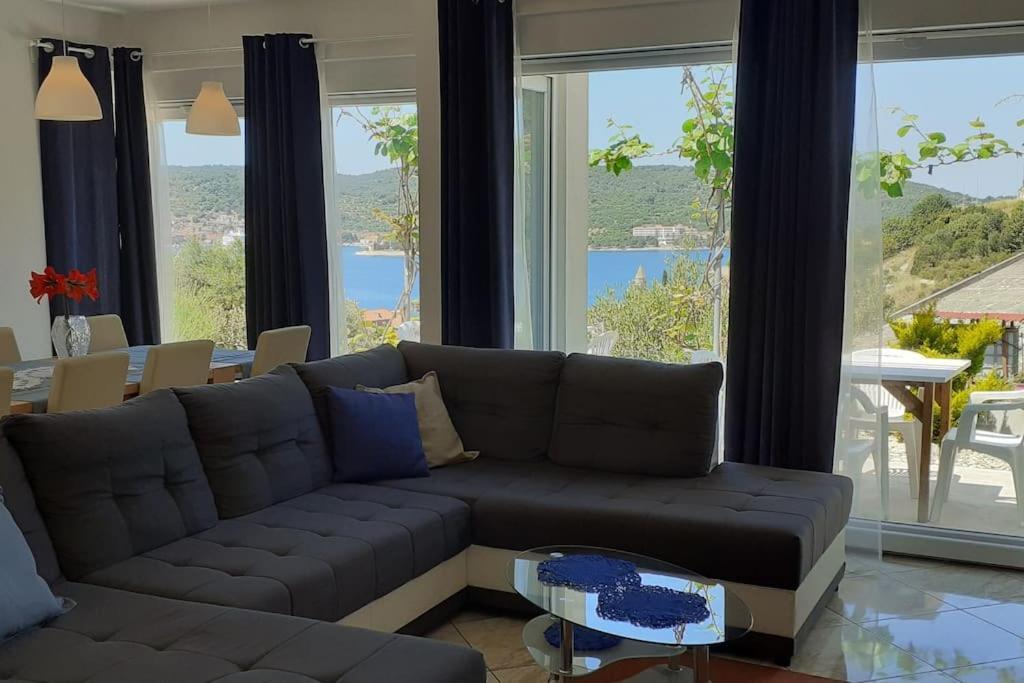 Vis - Luxury Holiday Villa With Swimming Pool Eksteriør bilde